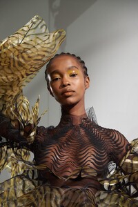 backstage-defile-iris-van-herpen-printemps-ete-2020-paris-coulisses-77.thumb.jpg.0e85fa5c9c5e8591a1705ed850651889.jpg