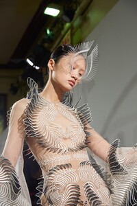 backstage-defile-iris-van-herpen-printemps-ete-2020-paris-coulisses-78.thumb.jpg.d027ae78cb34875cf4f8c7b048851ad4.jpg