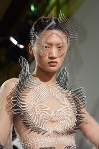 backstage-defile-iris-van-herpen-printemps-ete-2020-paris-coulisses-79.thumb.jpg.1d8016c943897c9bc10a4a747938d8d3.jpg