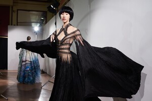 backstage-defile-iris-van-herpen-printemps-ete-2020-paris-coulisses-8.thumb.jpg.184f35dffbbc20e8220768836ce439fe.jpg