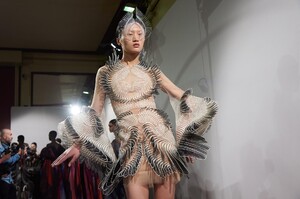 backstage-defile-iris-van-herpen-printemps-ete-2020-paris-coulisses-80.thumb.jpg.da047919510f13ff86eb0c5270ad483b.jpg