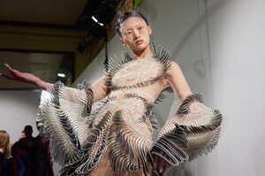 backstage-defile-iris-van-herpen-printemps-ete-2020-paris-coulisses-81.thumb.jpg.71f6bdf90f4e58e3db4fc774ef5dc263.jpg