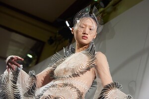 backstage-defile-iris-van-herpen-printemps-ete-2020-paris-coulisses-83.thumb.jpg.49729302af37aca1b8c6cecd80caa0fa.jpg