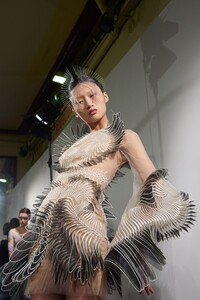 backstage-defile-iris-van-herpen-printemps-ete-2020-paris-coulisses-84.thumb.jpg.38dd1dea7bd49cc470035ab4eb5f1062.jpg