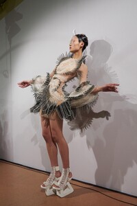 backstage-defile-iris-van-herpen-printemps-ete-2020-paris-coulisses-88.thumb.jpg.ae02c7a5fe3fe039801f08a3c0a78141.jpg