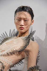 backstage-defile-iris-van-herpen-printemps-ete-2020-paris-coulisses-89.thumb.jpg.40d34bfc77b804088e03a387103b7be4.jpg