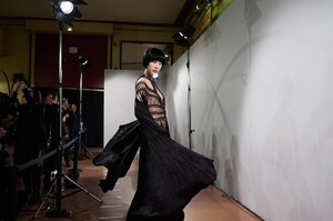 backstage-defile-iris-van-herpen-printemps-ete-2020-paris-coulisses-9.thumb.jpg.5211f1e3c2fc3d4021f1478ad41b6f9b.jpg