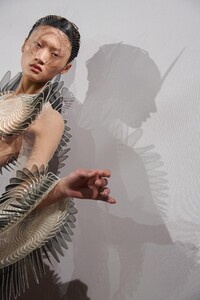 backstage-defile-iris-van-herpen-printemps-ete-2020-paris-coulisses-90.thumb.jpg.510fbc05f8b8a6b3f13ce27d3e98f366.jpg