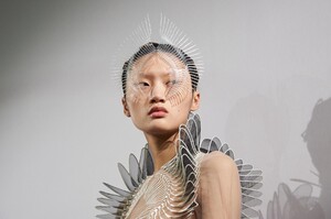backstage-defile-iris-van-herpen-printemps-ete-2020-paris-coulisses-91.thumb.jpg.05a62143a391a61a4ca2fbbe27ab05d2.jpg