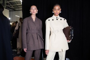 backstage-defile-jil-sander-automne-hiver-2020-2021-milan-coulisses-186.thumb.jpg.24da1632ce631c00027ca2685b0d0d40.jpg