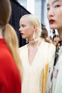 backstage-defile-jil-sander-automne-hiver-2020-2021-milan-coulisses-213.thumb.jpg.258769cb2b0dd7657204bc07b76ccec8.jpg