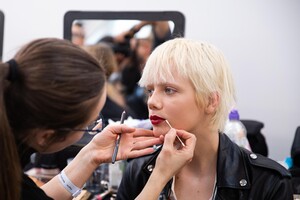 backstage-defile-jil-sander-automne-hiver-2020-2021-milan-coulisses-4.thumb.jpg.e71b7daf481bca2ade4ae400801980d0.jpg