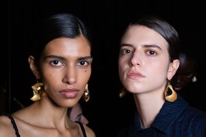 backstage-defile-jil-sander-automne-hiver-2020-2021-milan-coulisses-84.thumb.jpg.645dd9770ea21f34a05f0538e0ec002f.jpg