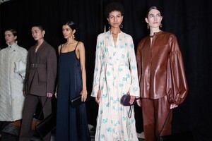 backstage-defile-jil-sander-automne-hiver-2020-2021-milan-coulisses-88.thumb.jpg.b46316a7d1b55227d7bf3a7b48cc9cb6.jpg