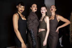 backstage-defile-laquan-smith-automne-hiver-2020-2021-new-york-coulisses-29.thumb.jpg.fe4eed8addd16ee8cc94eaeb8208f221.jpg