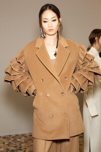 backstage-defile-max-mara-automne-hiver-2020-2021-milan-coulisses-101.thumb.jpg.195f9618eb5df9af97bdb47b6afb72f4.jpg