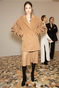 backstage-defile-max-mara-automne-hiver-2020-2021-milan-coulisses-102.thumb.jpg.c0028da26ceb9d8fdeb556053988414e.jpg