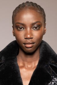 backstage-defile-max-mara-automne-hiver-2020-2021-milan-coulisses-29.thumb.jpg.bcc3e0d07c9cc98611d6d196b725b67d.jpg