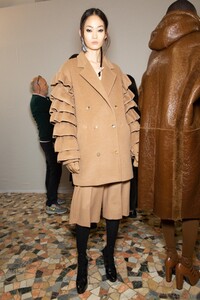 backstage-defile-max-mara-automne-hiver-2020-2021-milan-coulisses-69.thumb.jpg.9f53a1d97bcb12234ccbc5cbc4780216.jpg