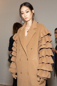 backstage-defile-max-mara-automne-hiver-2020-2021-milan-coulisses-70.thumb.jpg.870234811691aa24215d88397c5c1e8f.jpg