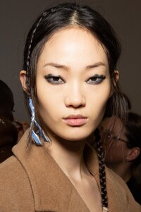 backstage-defile-max-mara-automne-hiver-2020-2021-milan-coulisses-71.thumb.jpg.d7614f5bb811a936948e618b4ad7ad2b.jpg