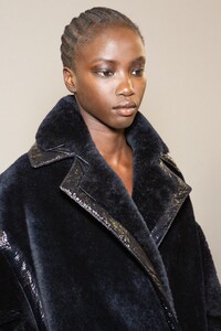 backstage-defile-max-mara-automne-hiver-2020-2021-milan-coulisses-78.thumb.jpg.c358a8c36556a7ef80fe4f5bdf112ce2.jpg
