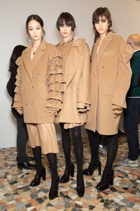 backstage-defile-max-mara-automne-hiver-2020-2021-milan-coulisses-79.thumb.jpg.329b0276e891d09e8dd1a1686e261650.jpg