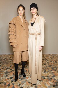 backstage-defile-max-mara-automne-hiver-2020-2021-milan-coulisses-85.thumb.jpg.0dfbdddc1f967925d19bf7ef0ad8ffef.jpg