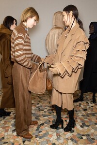 backstage-defile-max-mara-automne-hiver-2020-2021-milan-coulisses-88.thumb.jpg.4ddc3f92f3adc190e696dc942f85fd09.jpg