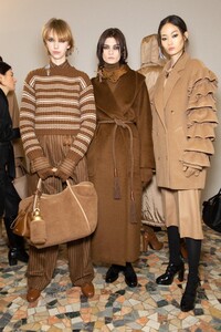 backstage-defile-max-mara-automne-hiver-2020-2021-milan-coulisses-89.thumb.jpg.347add2218e44e821096319969c34f9b.jpg