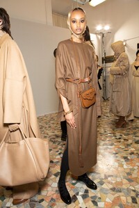 backstage-defile-max-mara-automne-hiver-2020-2021-milan-coulisses-95.thumb.jpg.f7a38c082c1456f255eae79dbee00fa8.jpg