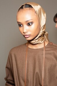 backstage-defile-max-mara-automne-hiver-2020-2021-milan-coulisses-99.thumb.jpg.7154e23ea4562347e7c3c7819a51a0a0.jpg