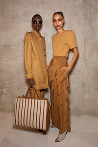backstage-defile-max-mara-printemps-ete-2020-milan-coulisses-68.thumb.jpg.1ba31c19a25c278c878e500aec8e50c4.jpg