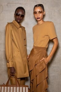 backstage-defile-max-mara-printemps-ete-2020-milan-coulisses-69.thumb.jpg.1069244b0e1d594300c10e0123f01832.jpg
