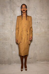 backstage-defile-max-mara-printemps-ete-2020-milan-coulisses-82.thumb.jpg.5a0aeb11a044e5db9106d1606f50a70b.jpg