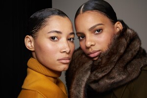 backstage-defile-michael-kors-automne-hiver-2020-2021-new-york-coulisses-46.thumb.jpg.ca666104d4b76d2e40e0e722a76ed712.jpg