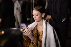 backstage-defile-michael-kors-automne-hiver-2020-2021-new-york-coulisses-64.thumb.jpg.34afbab0ffa4d18af9520b532f1c148e.jpg