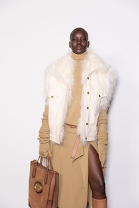 backstage-defile-michael-kors-automne-hiver-2020-2021-new-york-coulisses-78.thumb.jpg.0edf21a444a820a43cc4f2b22569c3b5.jpg