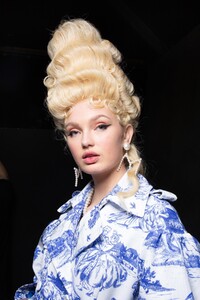 backstage-defile-moschino-automne-hiver-2020-2021-milan-coulisses-106.thumb.jpg.71b9ba6165962a3a4f5b13ebd83ad88e.jpg
