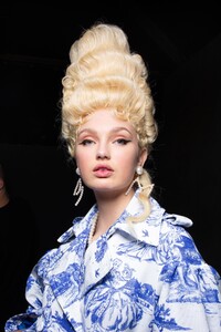 backstage-defile-moschino-automne-hiver-2020-2021-milan-coulisses-107.thumb.jpg.f541e2bc6b64e8589f0aa6c89d64caa1.jpg