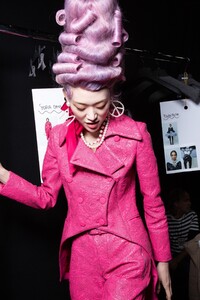 backstage-defile-moschino-automne-hiver-2020-2021-milan-coulisses-112.thumb.jpg.b19f1e3f996b6daffdb91497b0bcbcf7.jpg