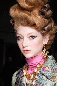 backstage-defile-moschino-automne-hiver-2020-2021-milan-coulisses-137.thumb.jpg.f913d254f845cd37ad3c96ef28bce4ce.jpg