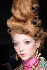 backstage-defile-moschino-automne-hiver-2020-2021-milan-coulisses-138.thumb.jpg.46797ec53b2fc48a5e7fcecc825ff6f9.jpg
