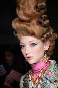 backstage-defile-moschino-automne-hiver-2020-2021-milan-coulisses-139.thumb.jpg.56802064ae027c84b65df79d7a0445f7.jpg