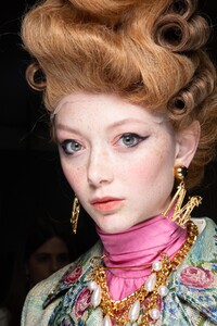 backstage-defile-moschino-automne-hiver-2020-2021-milan-coulisses-140.thumb.jpg.b1223debca8dbe2926c631281d15af66.jpg