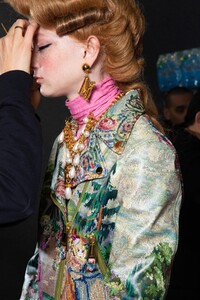 backstage-defile-moschino-automne-hiver-2020-2021-milan-coulisses-141.thumb.jpg.48af276fc5c2239dcc299801cf75e3ba.jpg