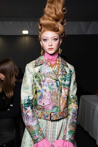 backstage-defile-moschino-automne-hiver-2020-2021-milan-coulisses-142.thumb.jpg.bbab03b3ec8a784dd48ff72de746acd2.jpg