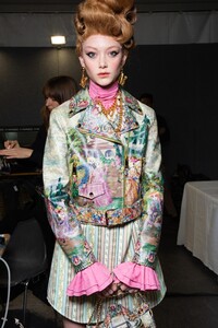 backstage-defile-moschino-automne-hiver-2020-2021-milan-coulisses-143.thumb.jpg.4fec2d534104f17fd62a70177453644f.jpg