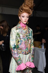 backstage-defile-moschino-automne-hiver-2020-2021-milan-coulisses-144.thumb.jpg.08b681e54c9aeadd37446b88719ceb43.jpg