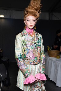 backstage-defile-moschino-automne-hiver-2020-2021-milan-coulisses-145.thumb.jpg.14b648e7abc223ae56216181c1243a99.jpg